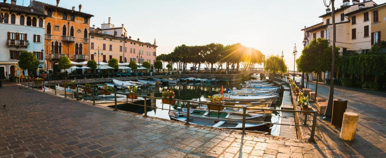 Charming Attic Apartment With Balcony & Swimming Pool Desenzano del Garda Exterior foto
