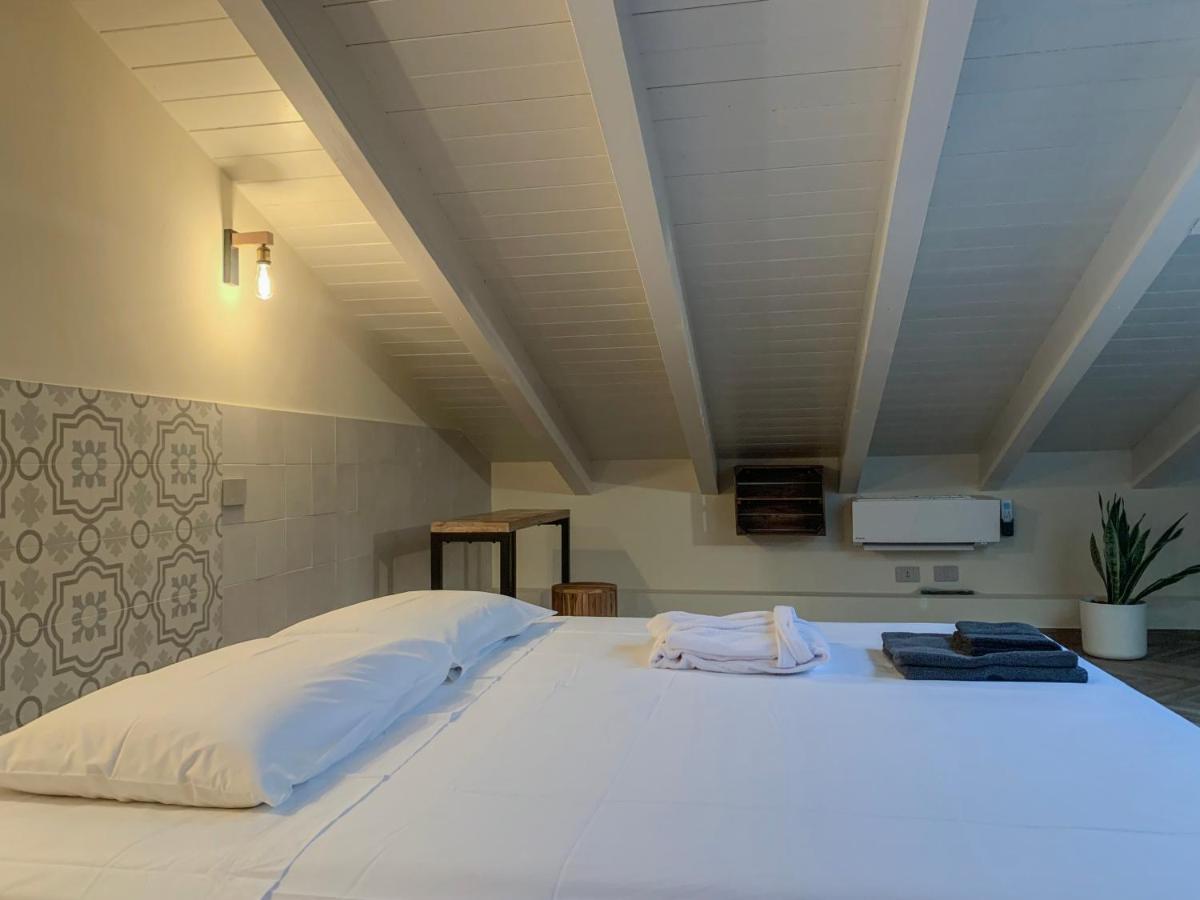 Charming Attic Apartment With Balcony & Swimming Pool Desenzano del Garda Exterior foto
